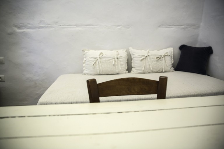 Χειροποίητα παραδοσιακά δαντελένια μαξιλάρια καναπέ σε λευκό χρώμα