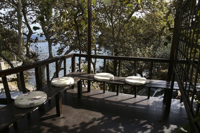 Irmel room's wooden terrace with its picturesque harbor seaview